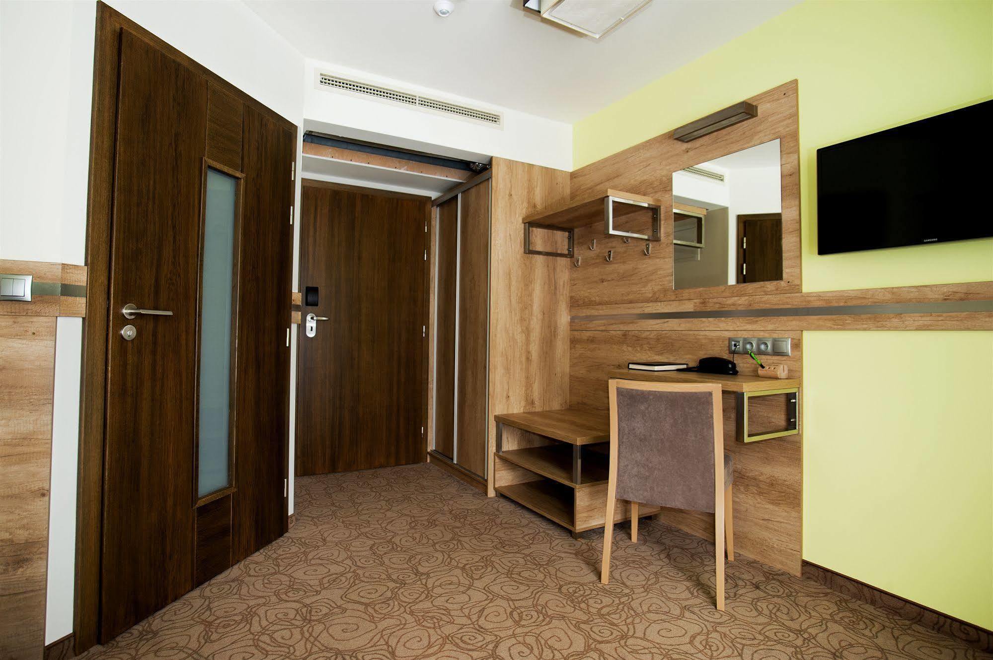Hotel & Spa Czarny Gron Rzyki Exterior photo
